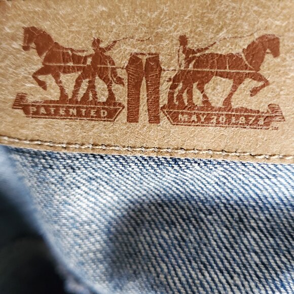 Women’s Levi Jeans Denim Trucker Jacket Sz M with Cat Patch on Back EXCELLENT! - Picture 3 of 10